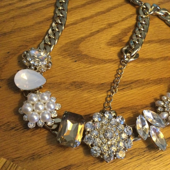 Rhinestone and faux pearl statement necklace - Picture 4 of 4